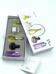 Купить духи (туалетную воду) Набор миниатюр Christian Dior 5 в 1. Продажа качественной парфюмерии. Отзывы о Подарочный набор Chanel 5 in 1.